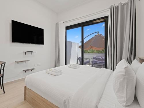 Homely Bliss Studio in Azizi Riviera