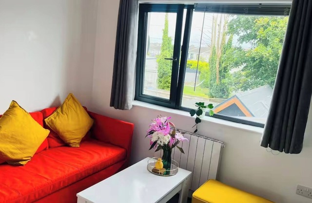 Homely new apartment with free parking & easy walk to the City Centre or beach