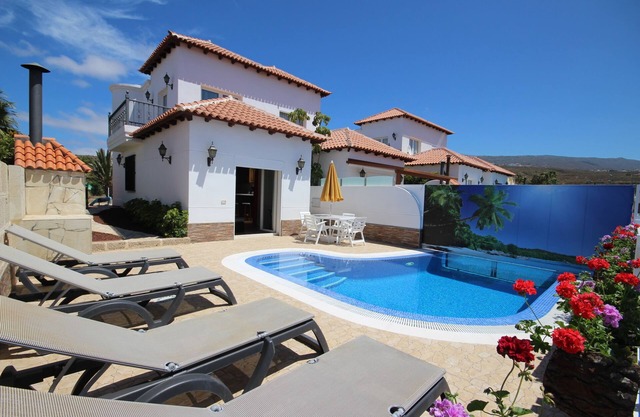Homely villa with heated swimmingpool