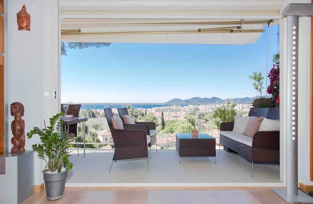 Homerez - Apartment in Cannes, terrace, fireplace