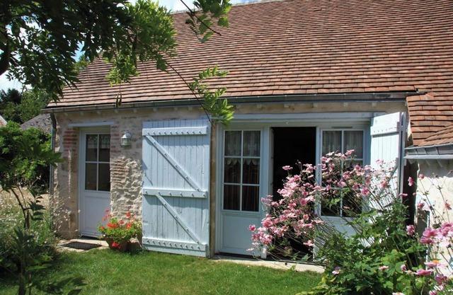 Homerez - Comfortable House with Garden in Mardié + Terrace