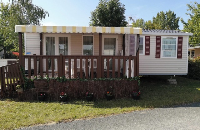 Homerez - Cosy Bungalow in Onzain with Terrace & Shared Pool