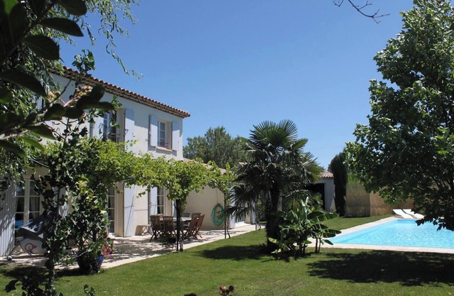 Homerez - Elegant Villa in Villelaure + Shared Pool