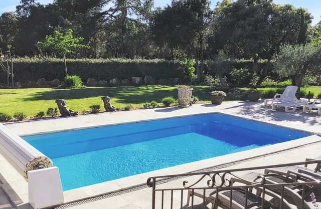 Homerez - Elegant Villa in Régusse with Private Pool
