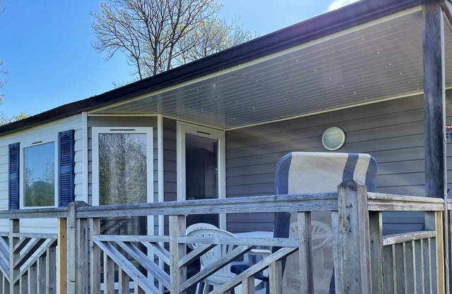 Homerez - Great bungalow for 4 people. with pool access in Argences-en-Aubrac