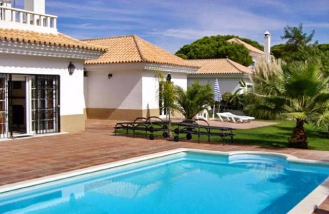 Homerez - House 500 m away from the beach for 4 ppl. with shared pool and garden