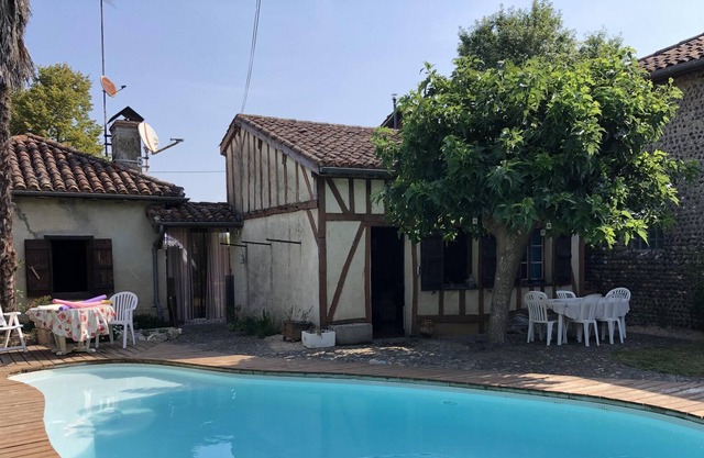 Homerez - House for 4 ppl. with shared pool, garden and terrace at Gée-Rivière