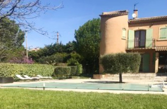 Homerez - Studio for 2 ppl. with shared pool and terrace at Lançon-Provence