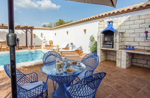 Homerez - Villa for 8 ppl. with swimming-pool, garden and terrace at Peñaflor