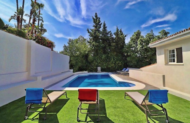 Homerez - Welcoming Chalet in Marbella with Pool and Air Conditioning