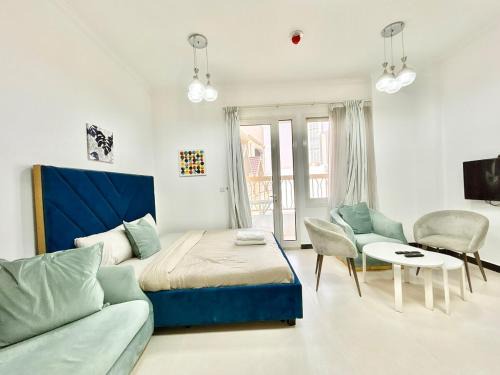 Homes2Retreat - Modern Studio with Balcony in JVT