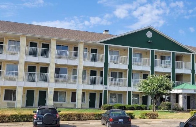 HomeTowne Studios by Red Roof Dallas - Irving