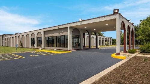 HomeTowne Studios by Red Roof and Conference Center Chicago - N Aurora Naperville