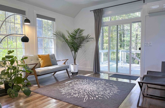 Honey House—beautiful detached Modern loft near UVA, Downtown and Monticello