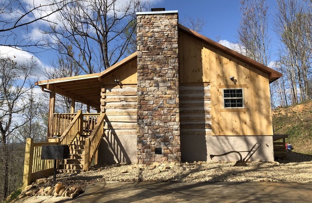 HONEYMOON HIDEAWAY - SECLUDED ANTIQUE LOG CABIN WITH AMAZING VIEWS!