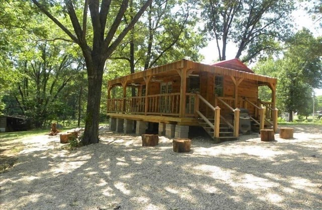 Honeymoon Studio Cabin, with Hot Tub in Disney Ok