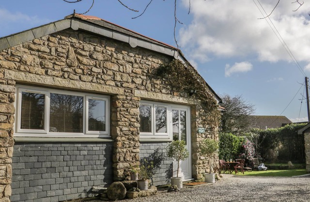 HONEYSUCKLE COTTAGE, family friendly, with a garden in Helston