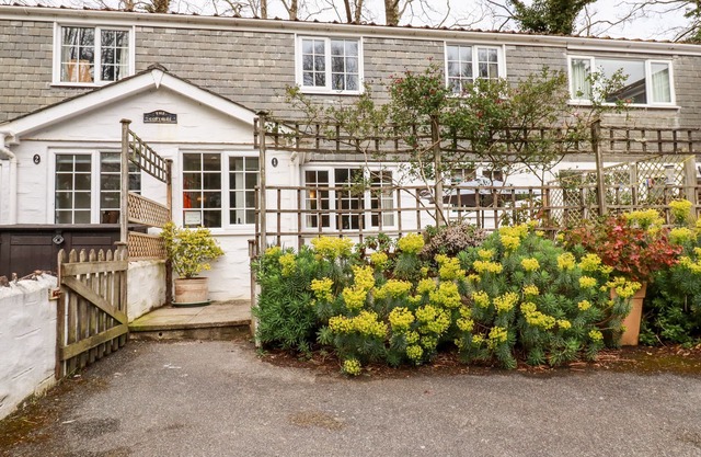 HONEYSUCKLE, pet friendly, country holiday cottage in Gorran Haven