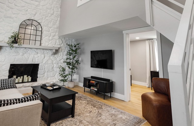 Hoosier HQ: Sleek 3-Bed Near IU