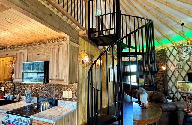 Hootie Owl Yurt - Shenandoah VA - Hot tub, Firepit, Wood buning stove, wifi