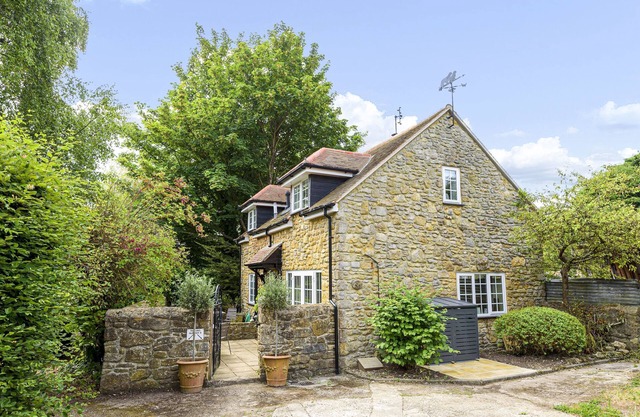 Hope Cottage - An attractive stone cottage that sleeps 5 guests in 3 bedrooms