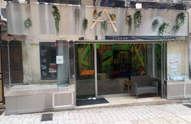 Hostel close to shops, fast food, bars, buses. Ideal for families