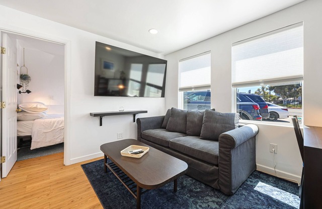 Hot Tub/1mi to Downtown/3mi to Coronado/Wifi 300mb+/BBQgrill/Fire Pit/Harborside