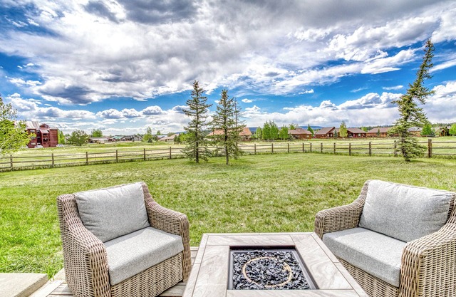 HOT TUB + AC l Family Getaway l Pet Friendly l 4 Bedrooms