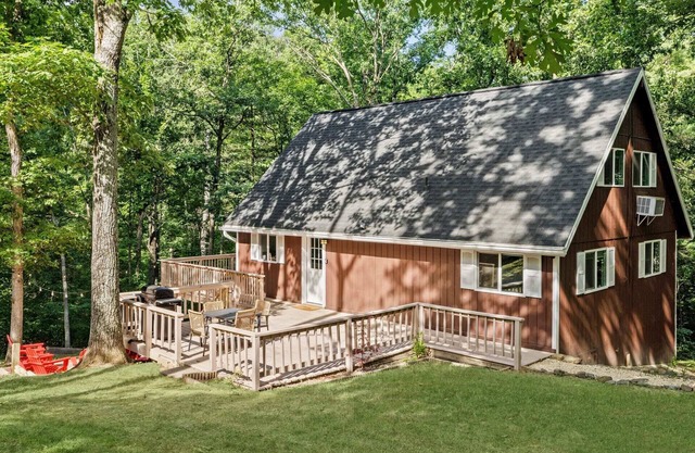 Hot Tub Chalet-Fire Pit, Grill, Stream & Big Yard