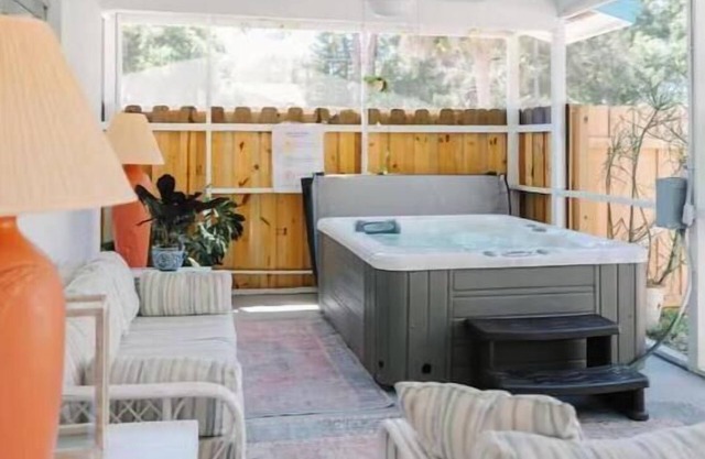 Hot Tub Cottage Minutes from Siesta Beach