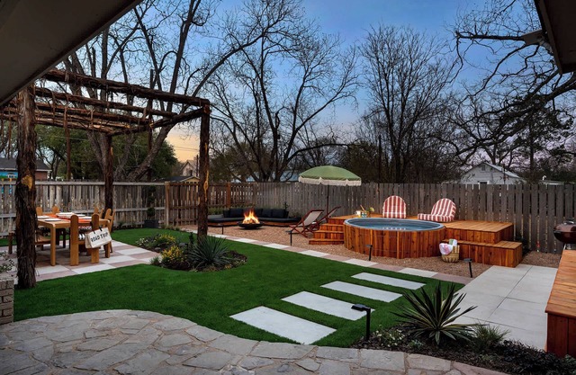 Hot tub, Cowboy Pool, Fire Pit, Close to Main St!