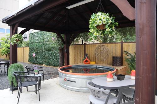 Hot tub, cowboy pool near the Pearl, Riverwalk