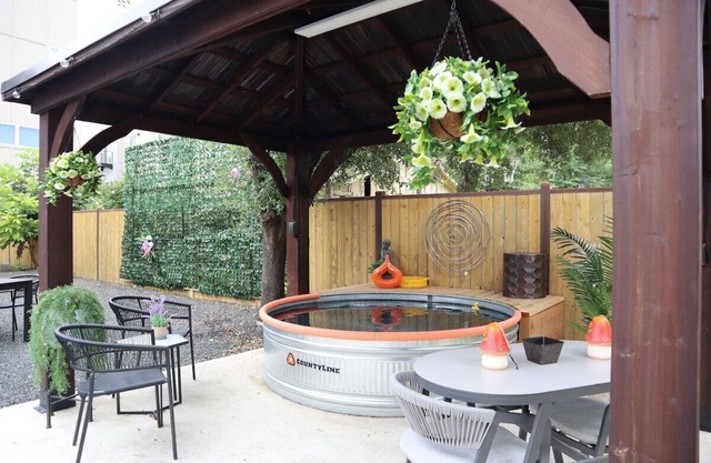 Hot tub, Cowboy Pool-Near River Walk, Pearl Dist.