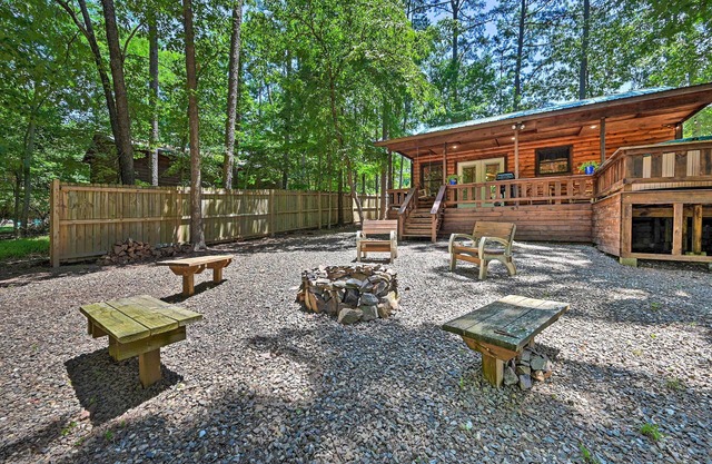 Hot Tub & Deck: Broken Bow 'Azalea House'