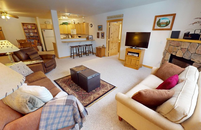 Hot Tub! Deck, Garage. Walk/Drive to Trails, Dining, Shops, Marina, Events