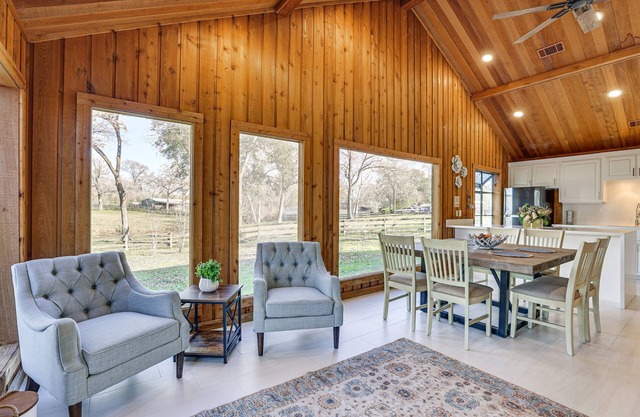 Hot Tub, Deck & Grill: Brookshire Gem Near Venues