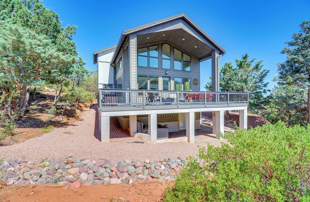 Hot Tub + Deck: Mtn-View Pine Getaway!