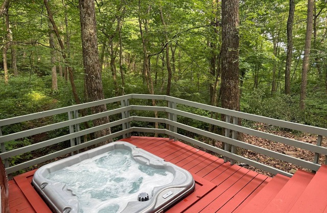 Hot Tub! FAST WiFi, Firepit! Hiking off Property! 70"&60” HDTVs Cozy 4BR House.