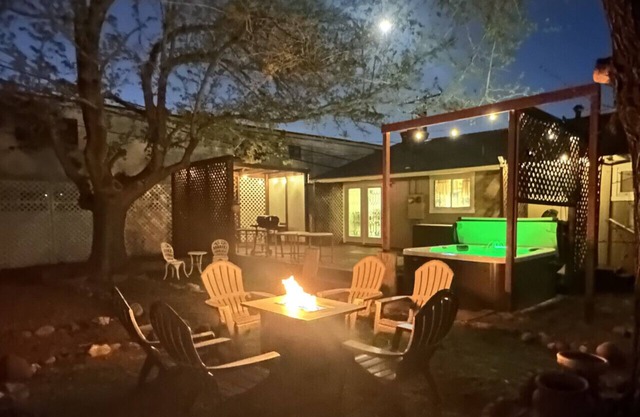 Hot Tub, Fire Pit, 3~King Beds, Chefs Kitchen, Mountain View