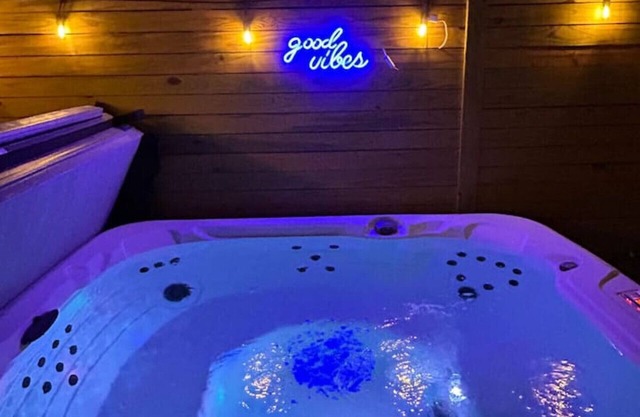 Hot Tub, Fire Pit, BBQ and Games!