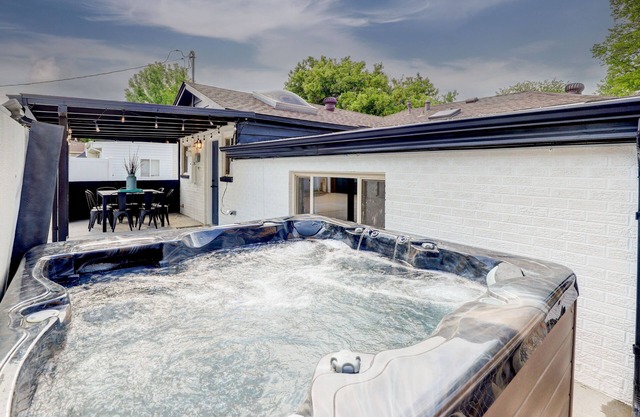 Hot Tub, Fire Pit, Ping-Pong, 3 min walk to Olde Town Arvada!