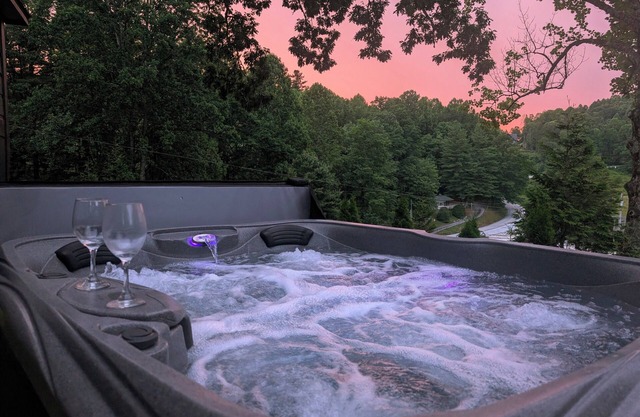 Hot Tub⁘Fire Pit⁘Grill⁘Heated Patio · Near Waterfalls, Vineyard, Zipline, Trails