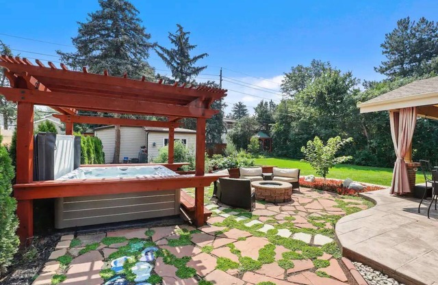 Hot Tub, Firepit, Backyard Oasis- Pet Friendly!