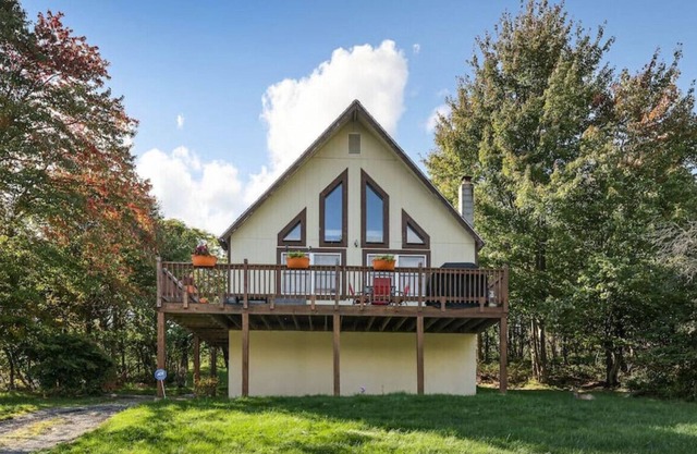 Hot Tub, game room, and tons of space for a family getaway