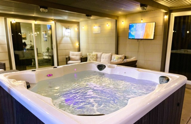 Hot Tub – Games - Prime Location - Sleeps 12