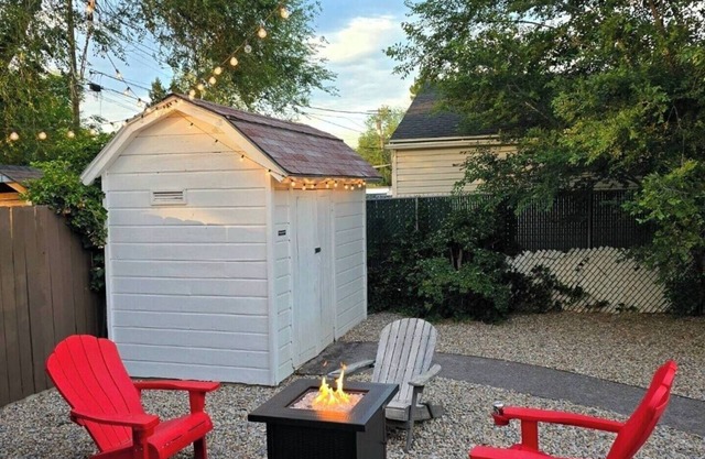 Hot Tub, Hammocks, Fenced Yard, & BBQ! Perfect Location Near Airport & Downtown!