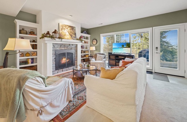 Hot Tub Hideaway - Views of Hayden Lake!