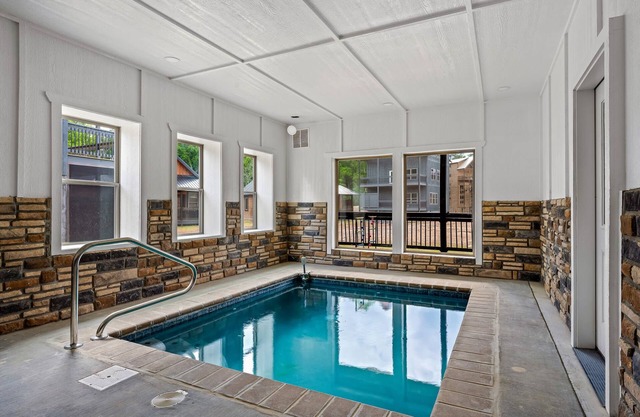 Hot Tub + Indoor Pool 10Mi to Great Smoky Park