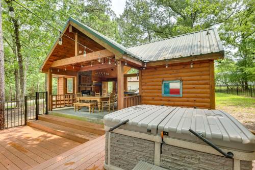 Hot Tub Luxe Lake Livingston Cabin in Cape Royale