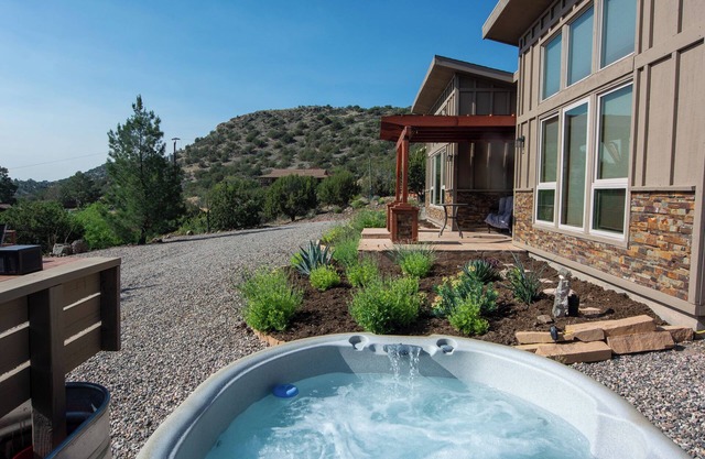 Hot Tub, Pool, King Bed, Views, and NO checkout chores @ Stargazer Bungalow!